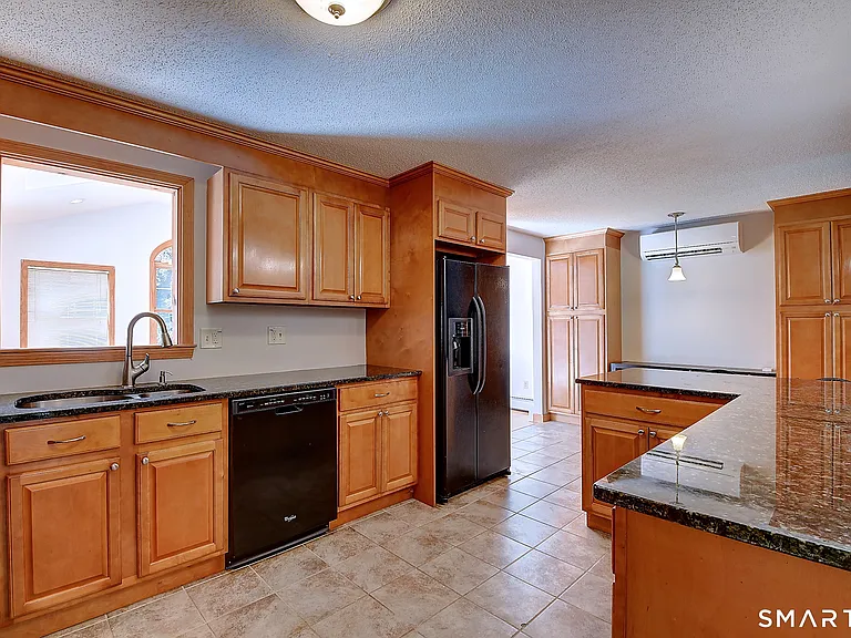 58 Elizabeth Dr — Photo 7