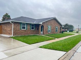 704 Deerfield Rd, Gretna, LA 70056