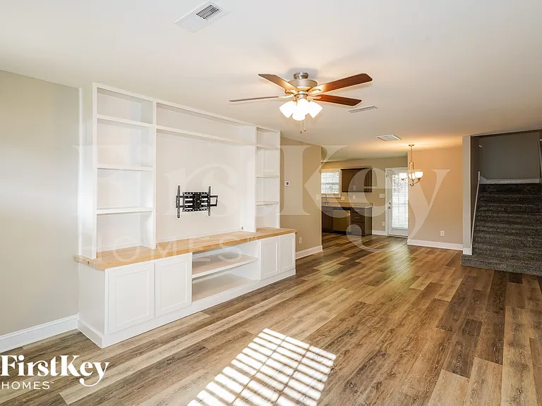 1086 Whitney Dr — Photo 3