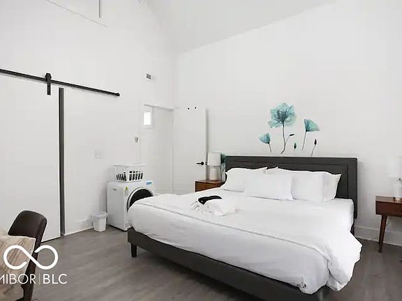 3rd image of 957 Lexington Ave