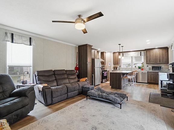 4th image of 833 Skye View Dr