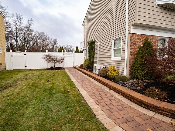 3rd image of 15 Westminster Ln