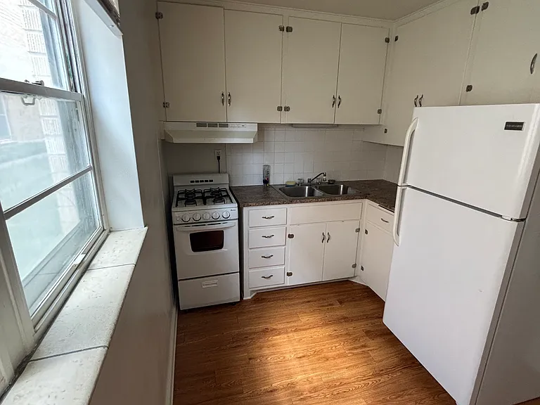 122 W 7th Ave #C — Photo 5