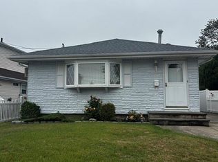 66 E Neptune Ave, Lindenhurst, NY 11757