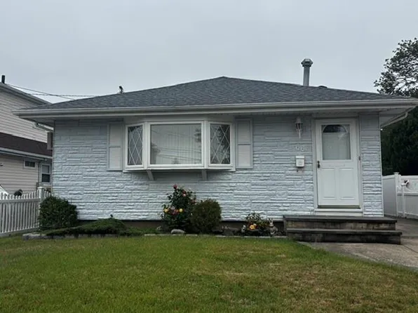 66 E Neptune Avenue, Lindenhurst, NY 11757