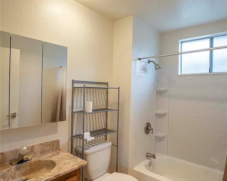 1533 Plaza Del Amo #4 — Photo 8