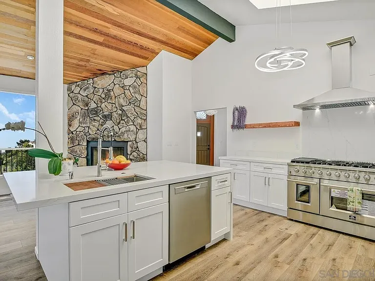 1935 Nautilus St — Photo 14