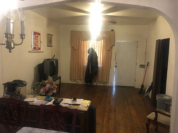 4th image of 1029 Wall St