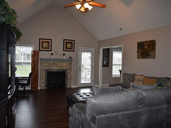 3rd image of 410 Continental Dr