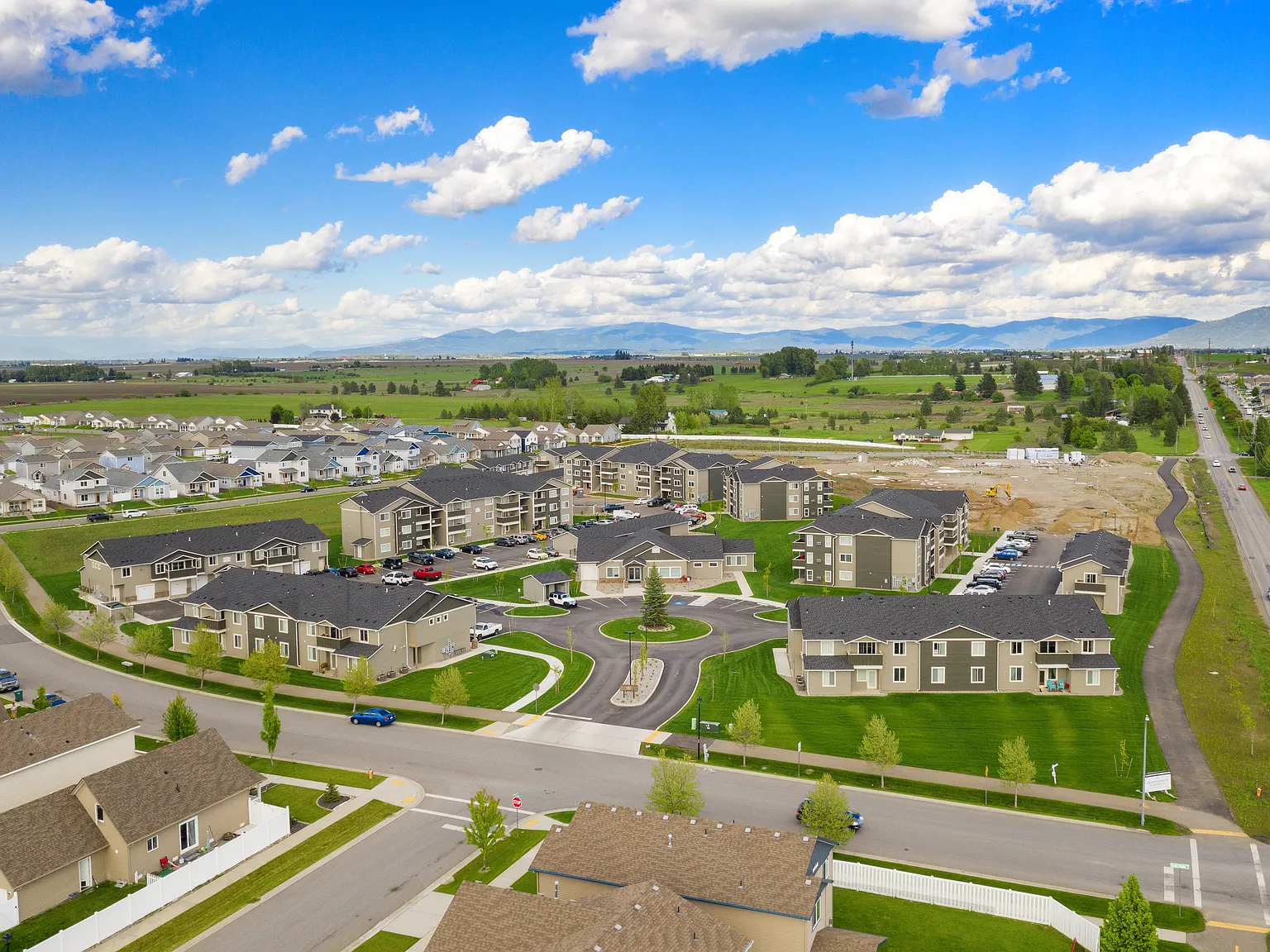 Crown Pointe Apartments — Photo 1