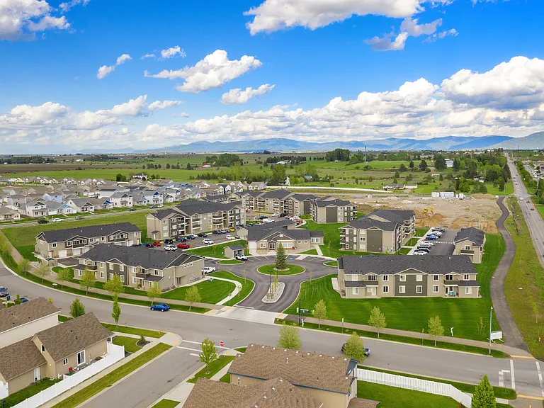 Crown Pointe Apartments — Photo 1