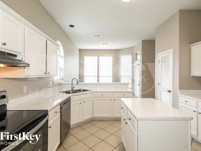5372 Chestnut Lake Dr — Photo 9