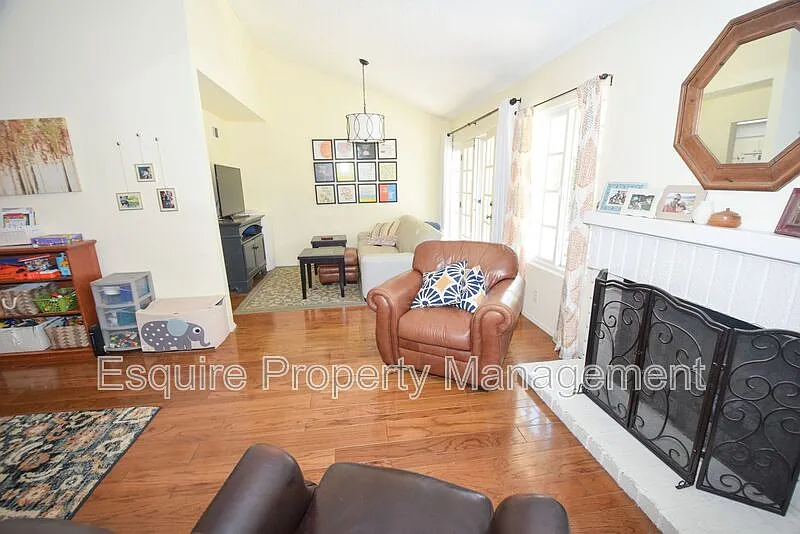 3 bed, 2.0 bath, 1642 sqft, $3,795 — Photo 4
