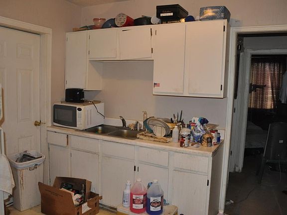 4th image of 321 Carver St