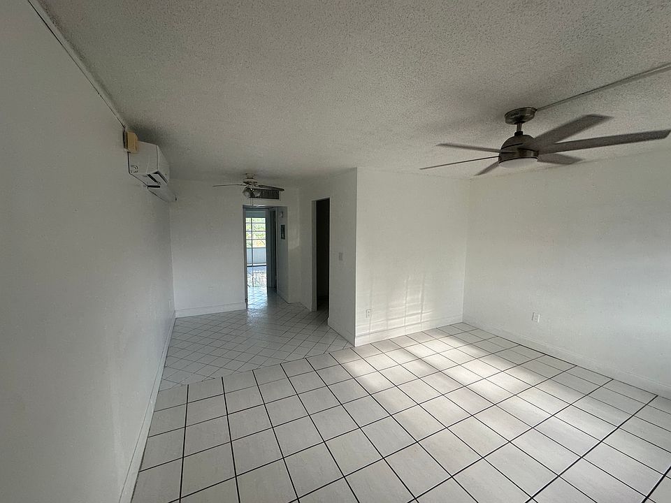 Entrance / living and Dining Area