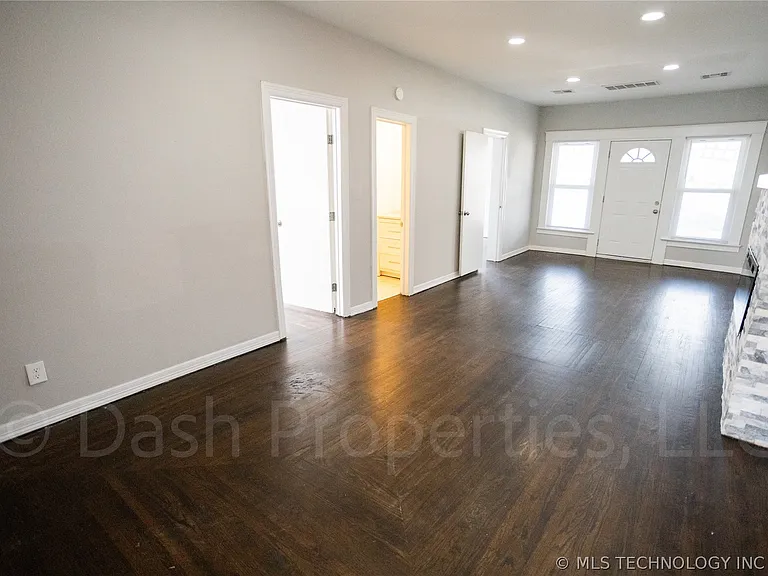2604 E 7th St S — Photo 13