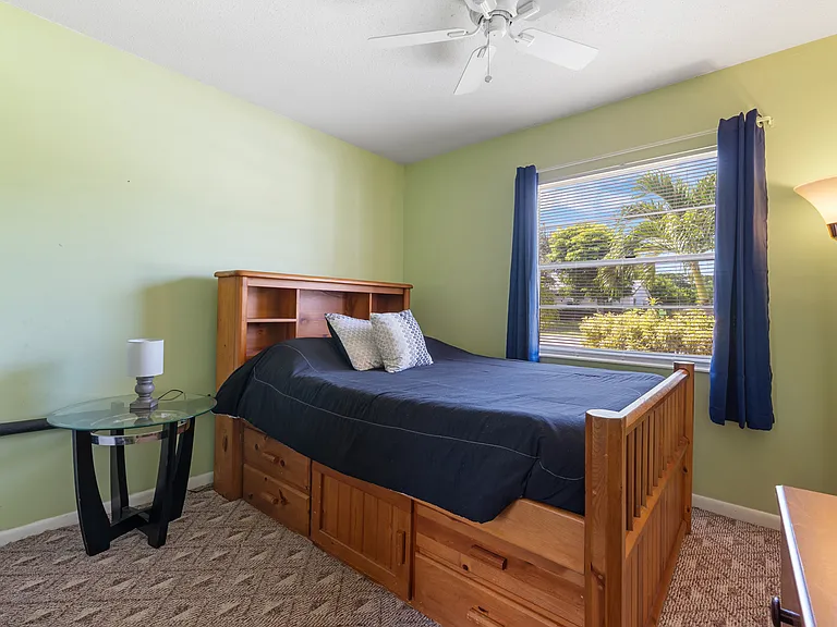 Bedroom, full bed