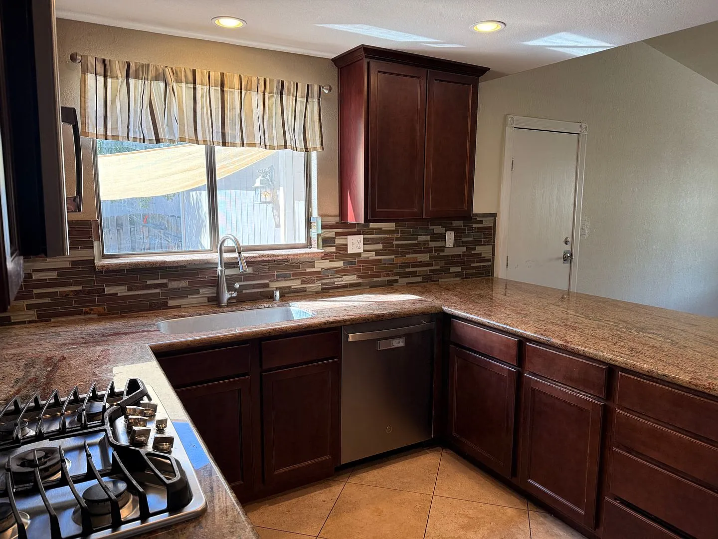 Updated 3br/2ba Home In Southwest Reno $3,300/Month - Available Now — Photo 4