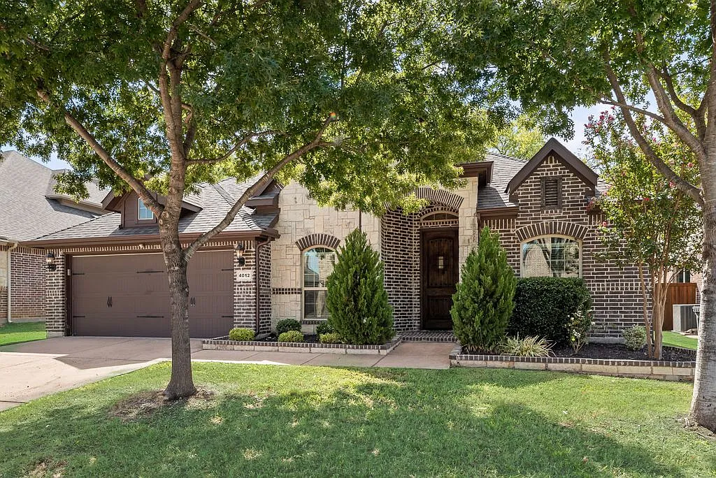 4 bed, 2.0 bath, 2327 sqft, $2,700 — Photo 2