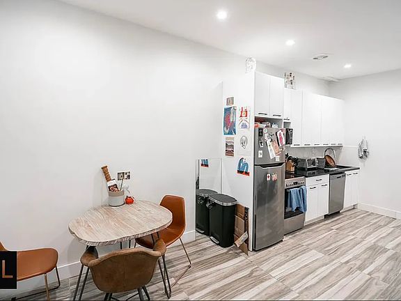 5th image of 240 Howard Ave APT 2L