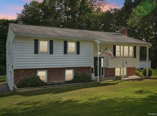 35 Schrempp Ln, Shawangunk, NY 12566