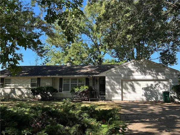 9312 Mohawk Ln, Leawood, KS 66206