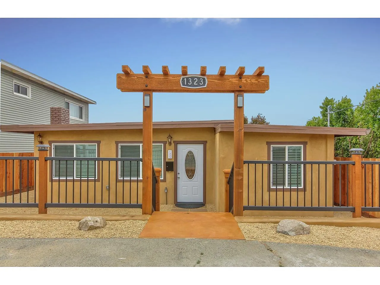 1323 Darwin St photo 1