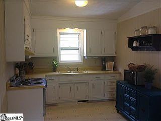 3rd image of 2 Rawood Dr