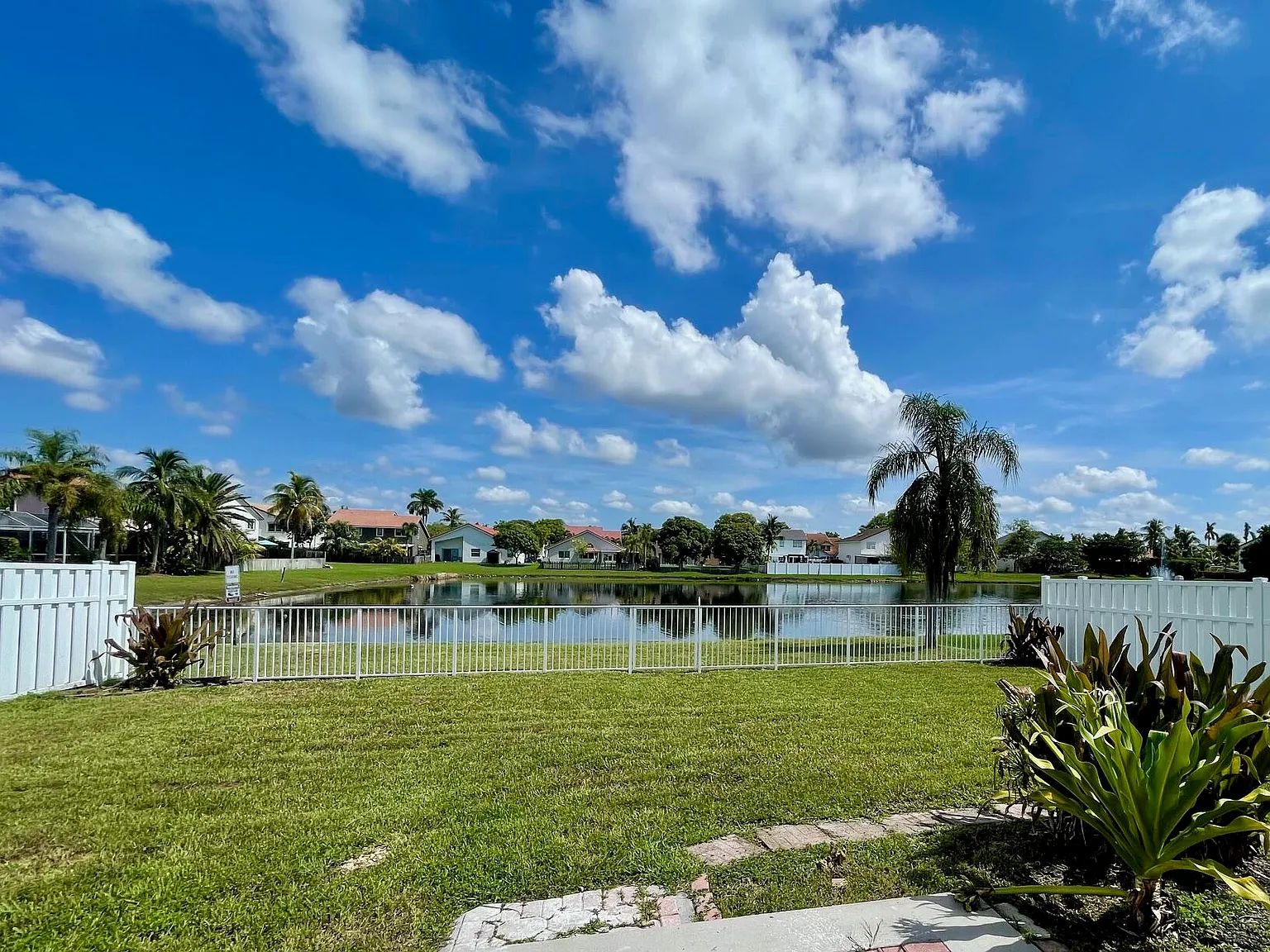 5 bed, 2.5 bath, 2820 sqft, $5,100 — Photo 2