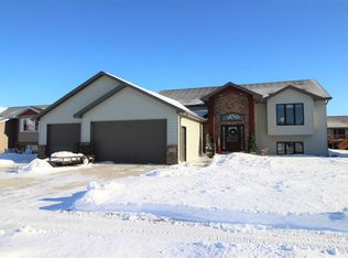 3105 Willow Ln SE, Minot, ND 58701