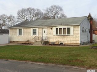 16 Midwood Pl, Farmingville, NY 11738