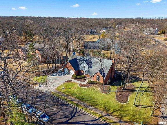 3rd image of 626 W Ravinwoods Rd