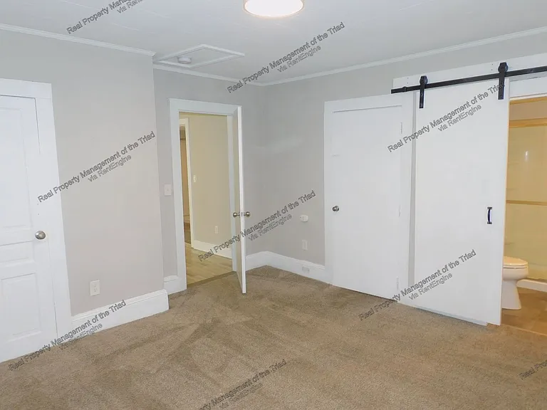 936 Albert St — Photo 8