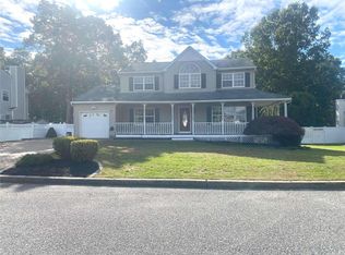 28 Vega Dr, Ronkonkoma, NY 11779