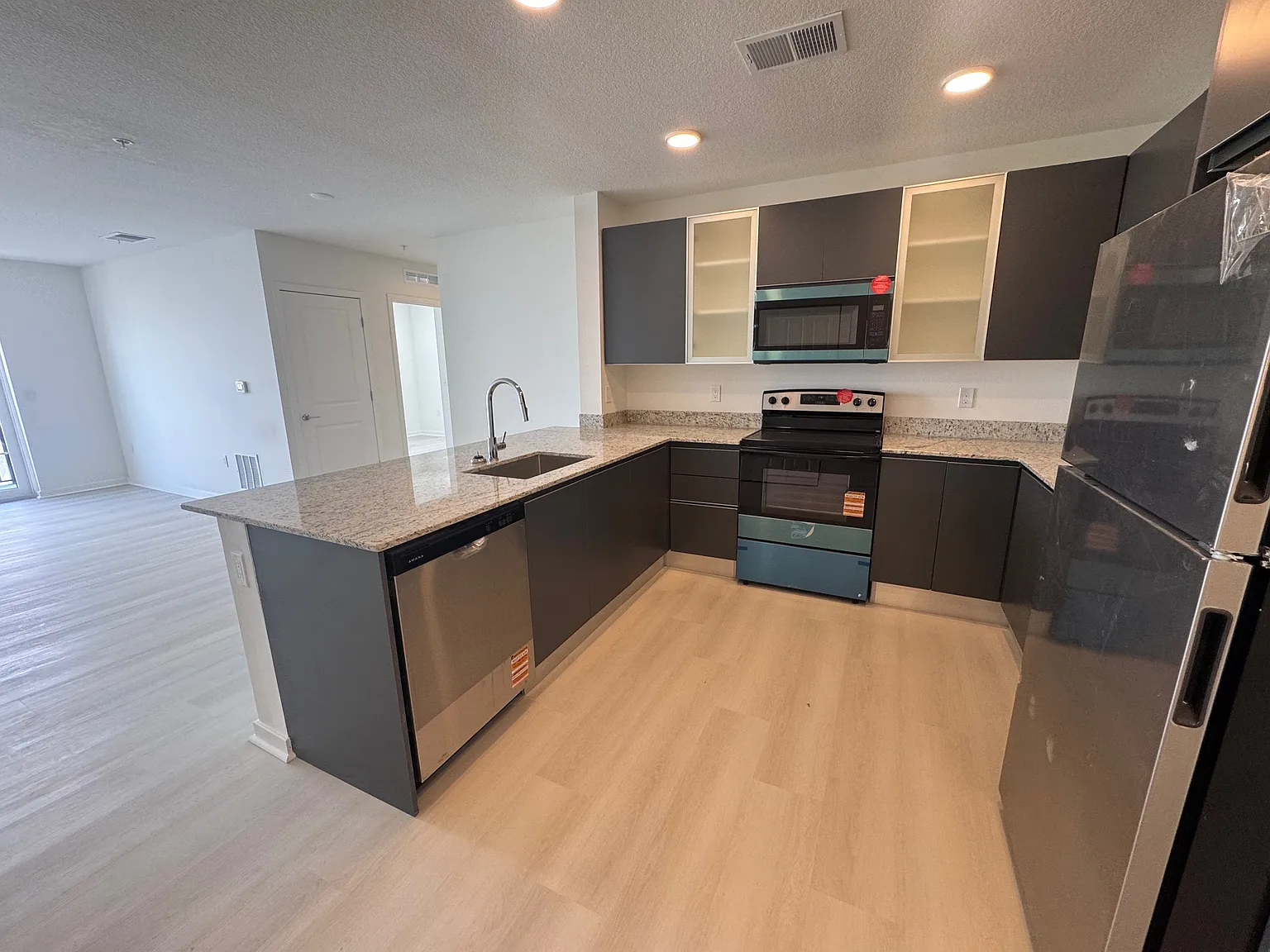 3 bed, 1215 sqft, $2,400 — Photo 2