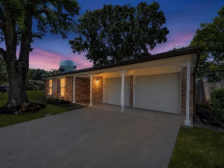 10602 Raydell Dr — Photo 1