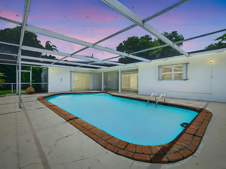 321 E Chaminade Dr — Photo 46