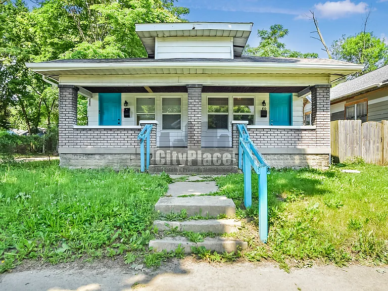 810 N Gladstone Ave — Photo 1