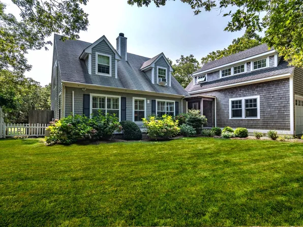16 Fishermans Knot Rd, Edgartown, MA 02539