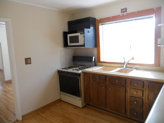 5th image of 3216 N Oconto Ave