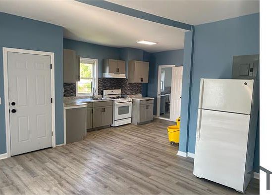 3rd image of 215 Edwards Pl Floor 3