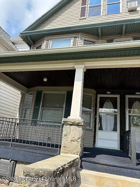 3 bed, 2.0 bath, 1400 sqft, $1,600 — Photo 2