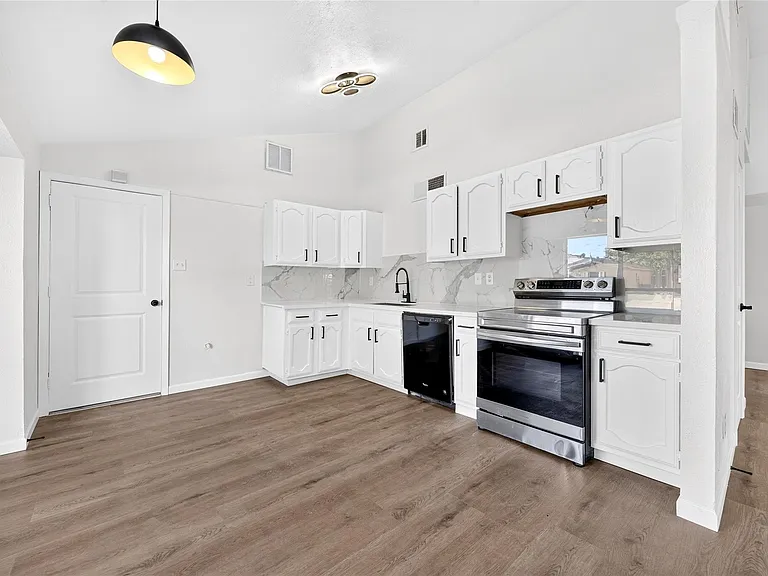 24114 Four Sixes Ln — Photo 17