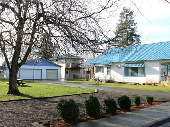 29 SW 9th St, College Place, WA 99324