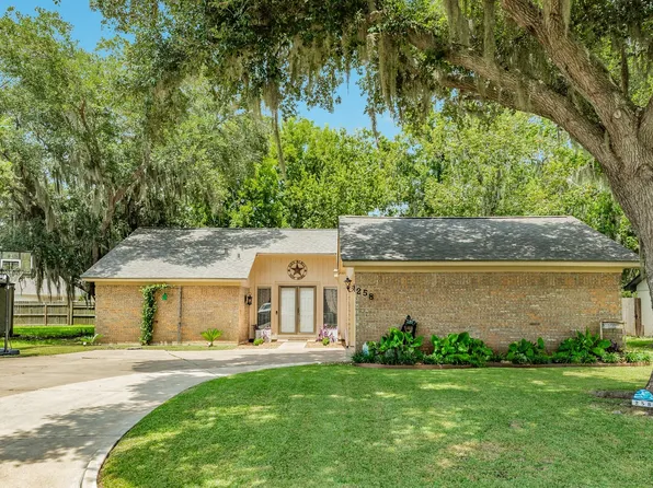 258 Edgewater Dr, West Columbia, TX 77486