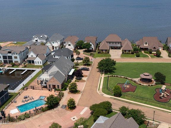 3rd image of 1013 Crepe Myrtle Dr
