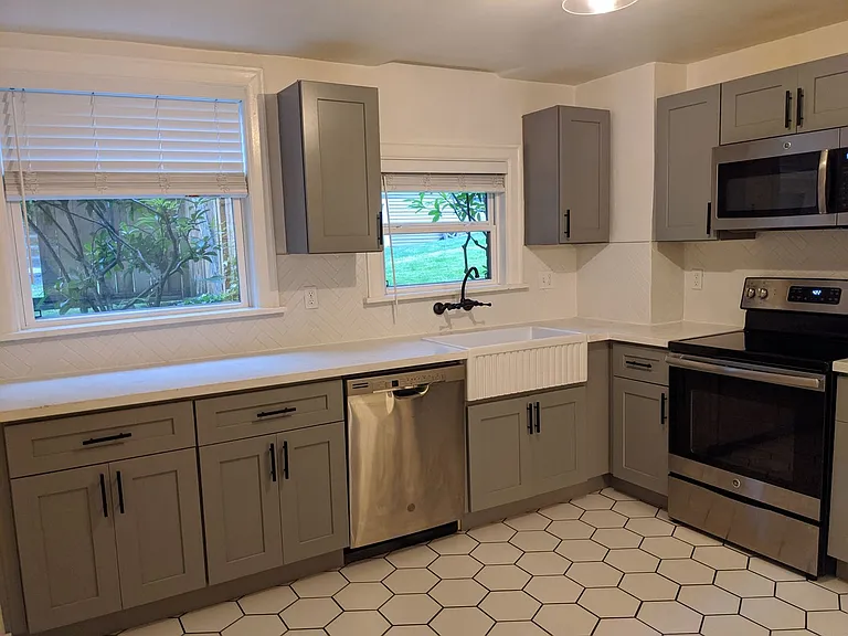 Elise Apartments — Photo 6