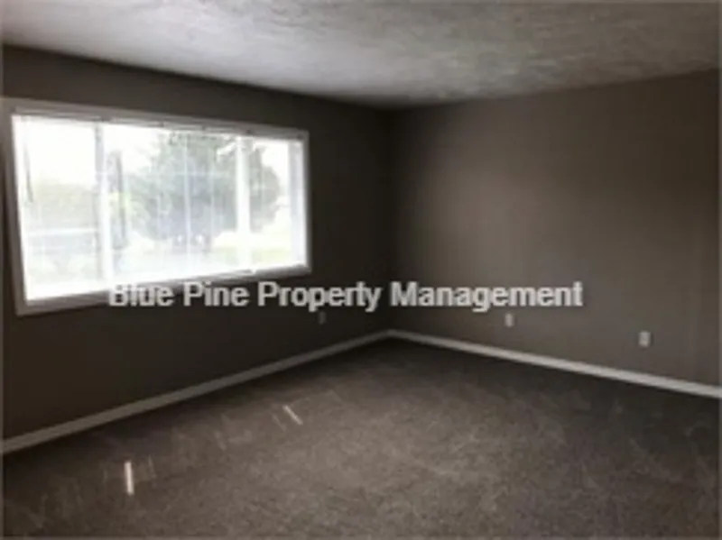 4 bed, 2.0 bath, 2200 sqft, $2,100 — Photo 4