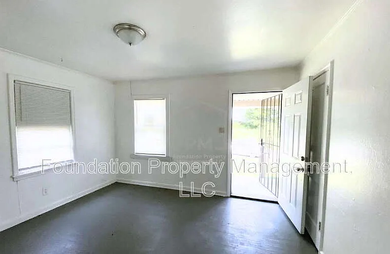 2320 E Warren St — Photo 4