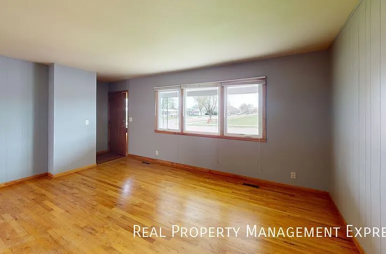 2200 W 39th St — Photo 6